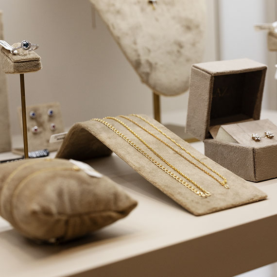 Øreringe og halskæder fra Plaza på Frederiksberg.